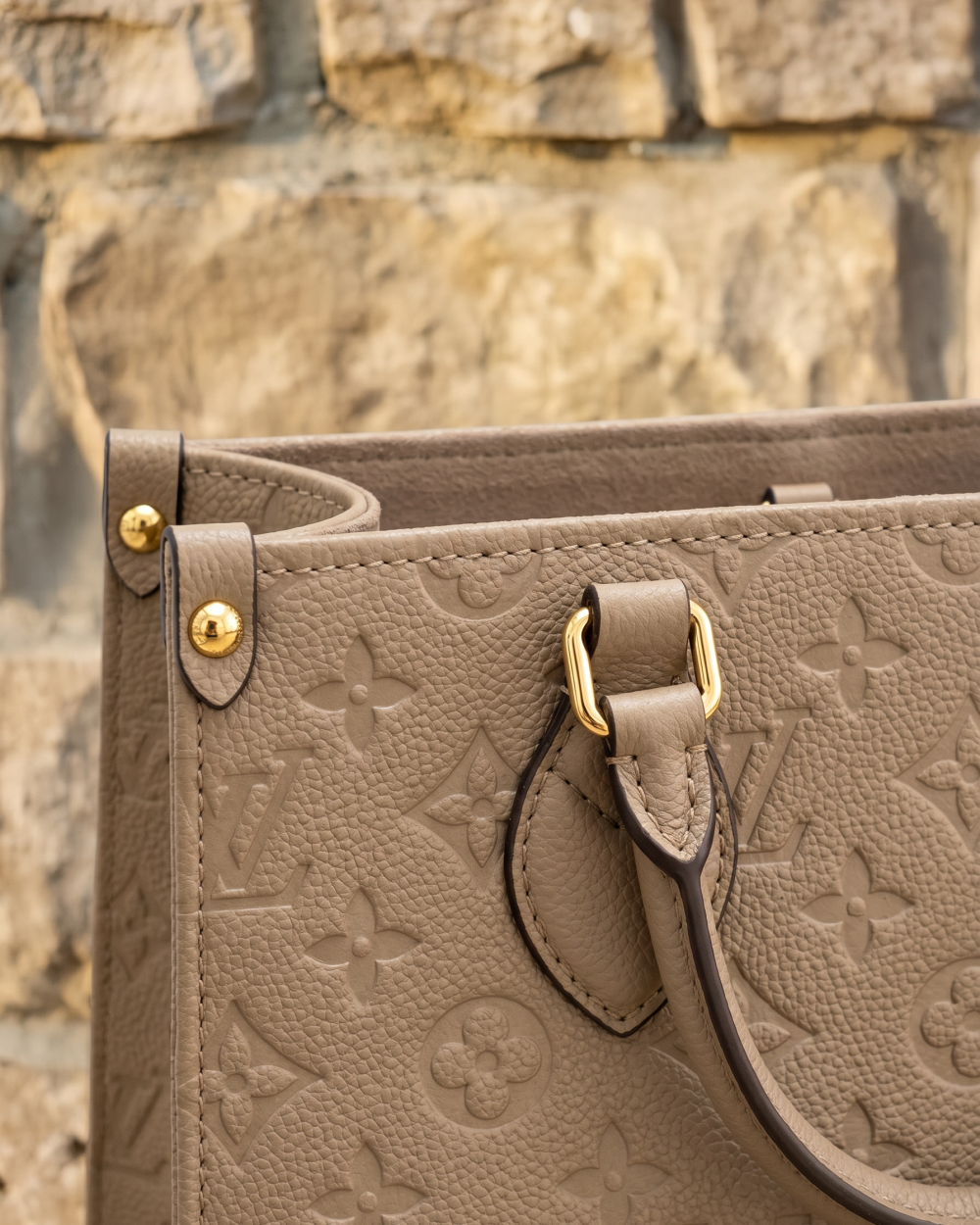 DBS-LC1031 - Onthego PM Handbag Deal