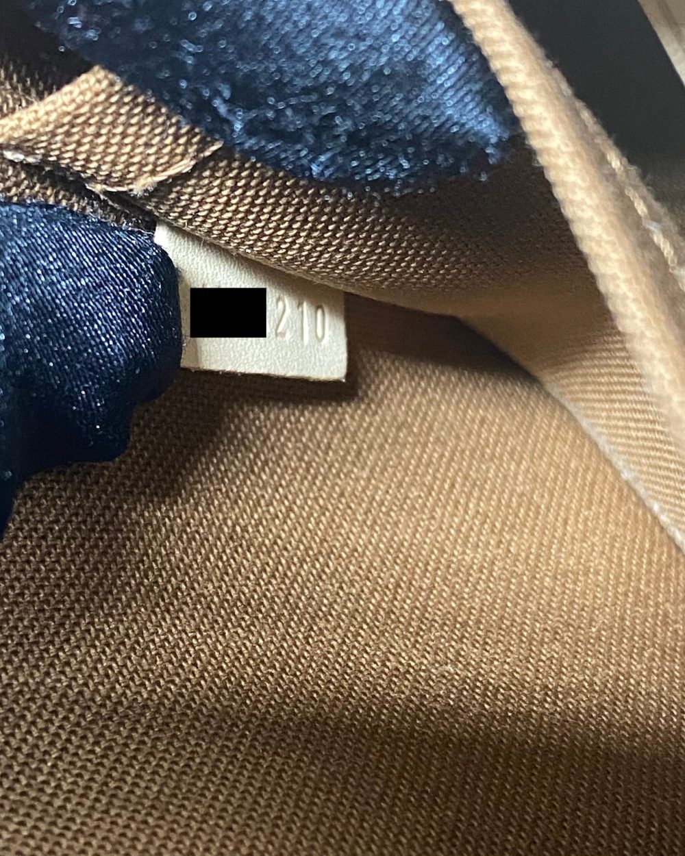 AAA Replica Louis Vuitton LV POCHETTE ACCESSORIES MB4210
