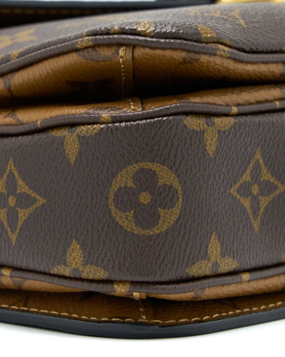 AAA Replica Louis Vuitton LV POCHETTE MÉTIS MONOGRAM REVERSE CANVAS GHW