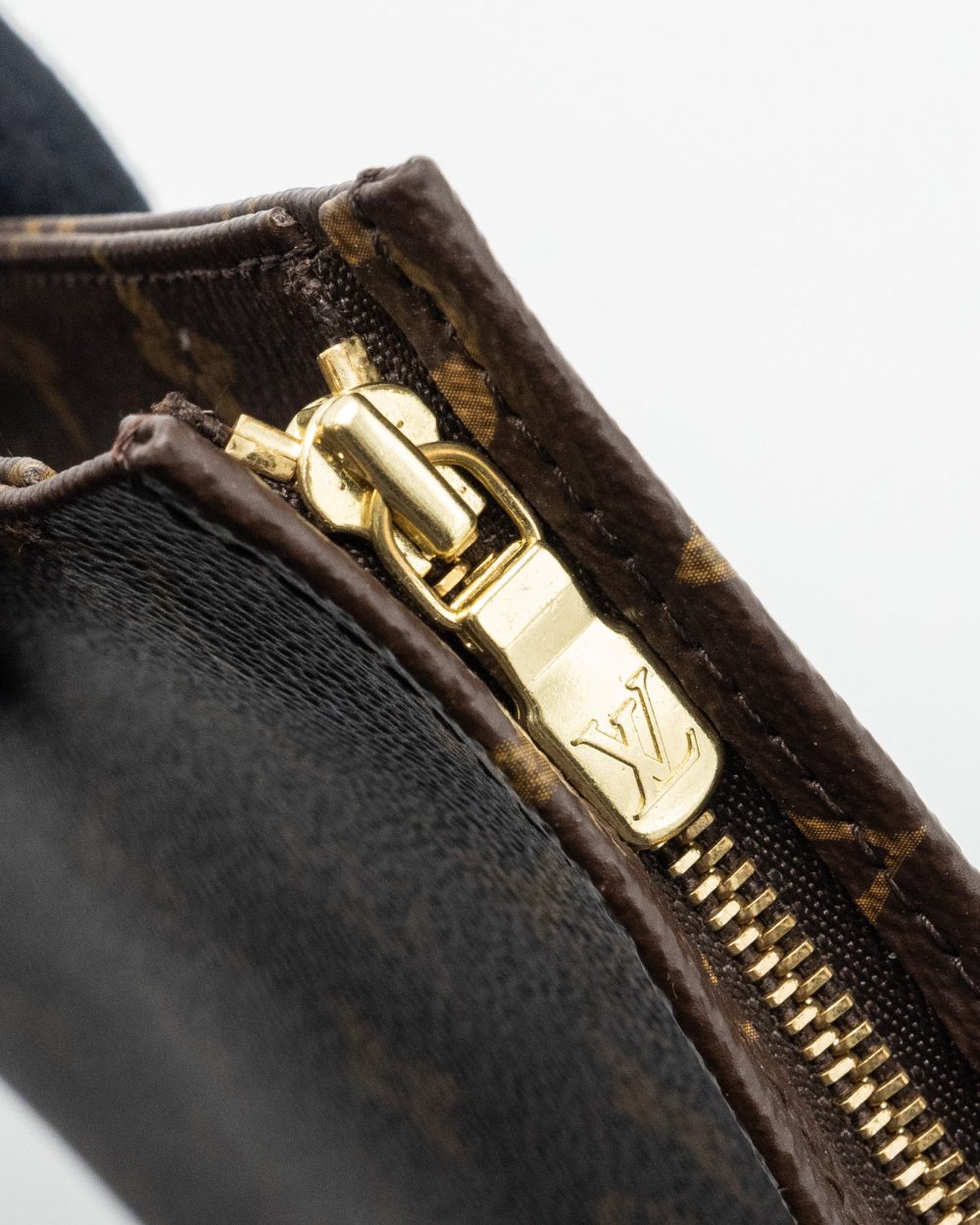 AAA Replica Louis Vuitton LV TOILETRY POCHETTE 26 MONOGRAM CANVAS GHW