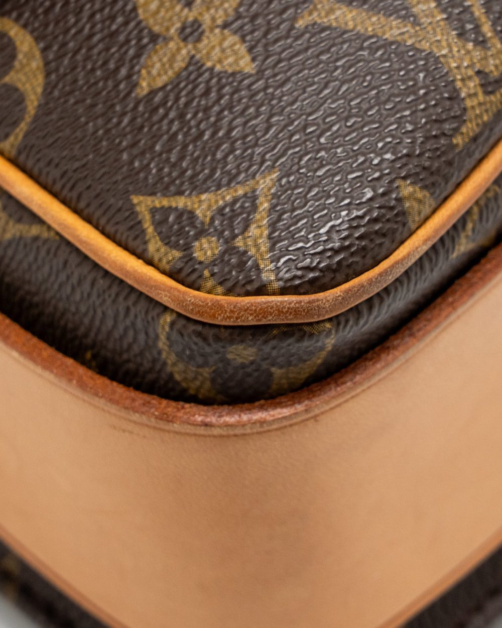 AAA Replica Louis Vuitton LV VINTAGE MESSENGER CROSSBODY BAG MONOGRAM CANVAS GHW