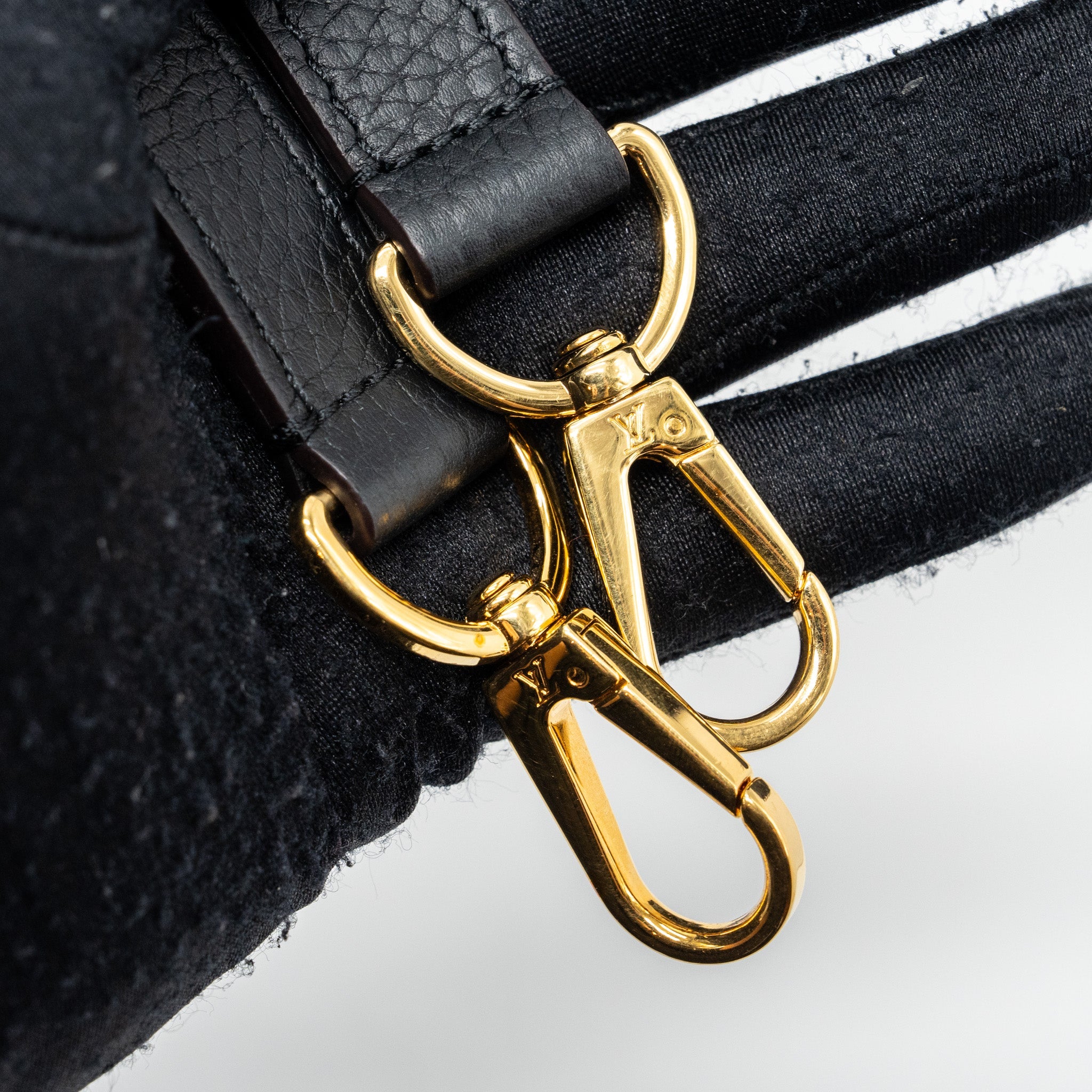 AAA Replica Louis Vuitton LV CAPUCINES BB TAURILLON BLACK / PINK GHW