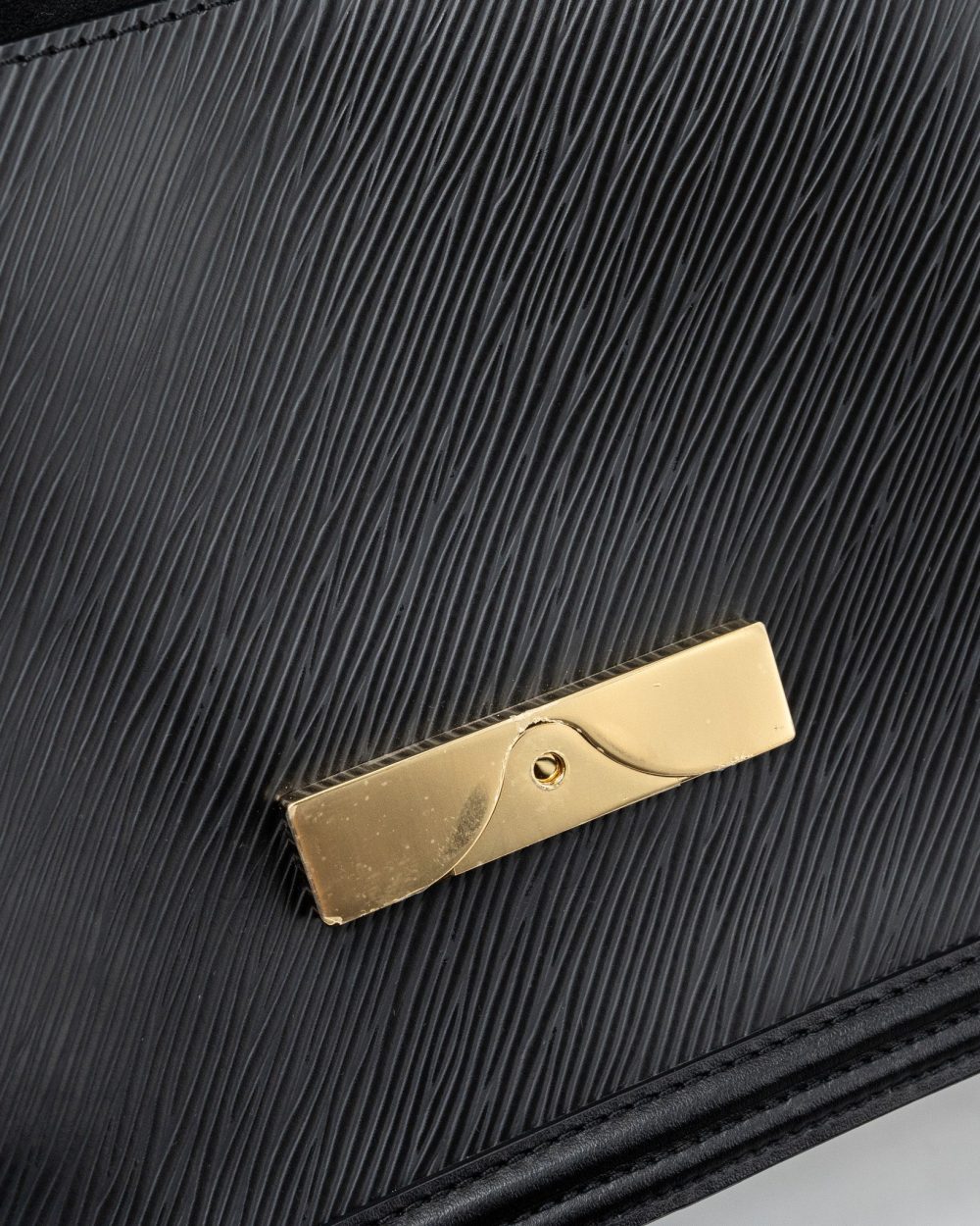 AAA Replica Louis Vuitton LV DAUPHINE MM EPI BLACK GHW (NEW VERSION)