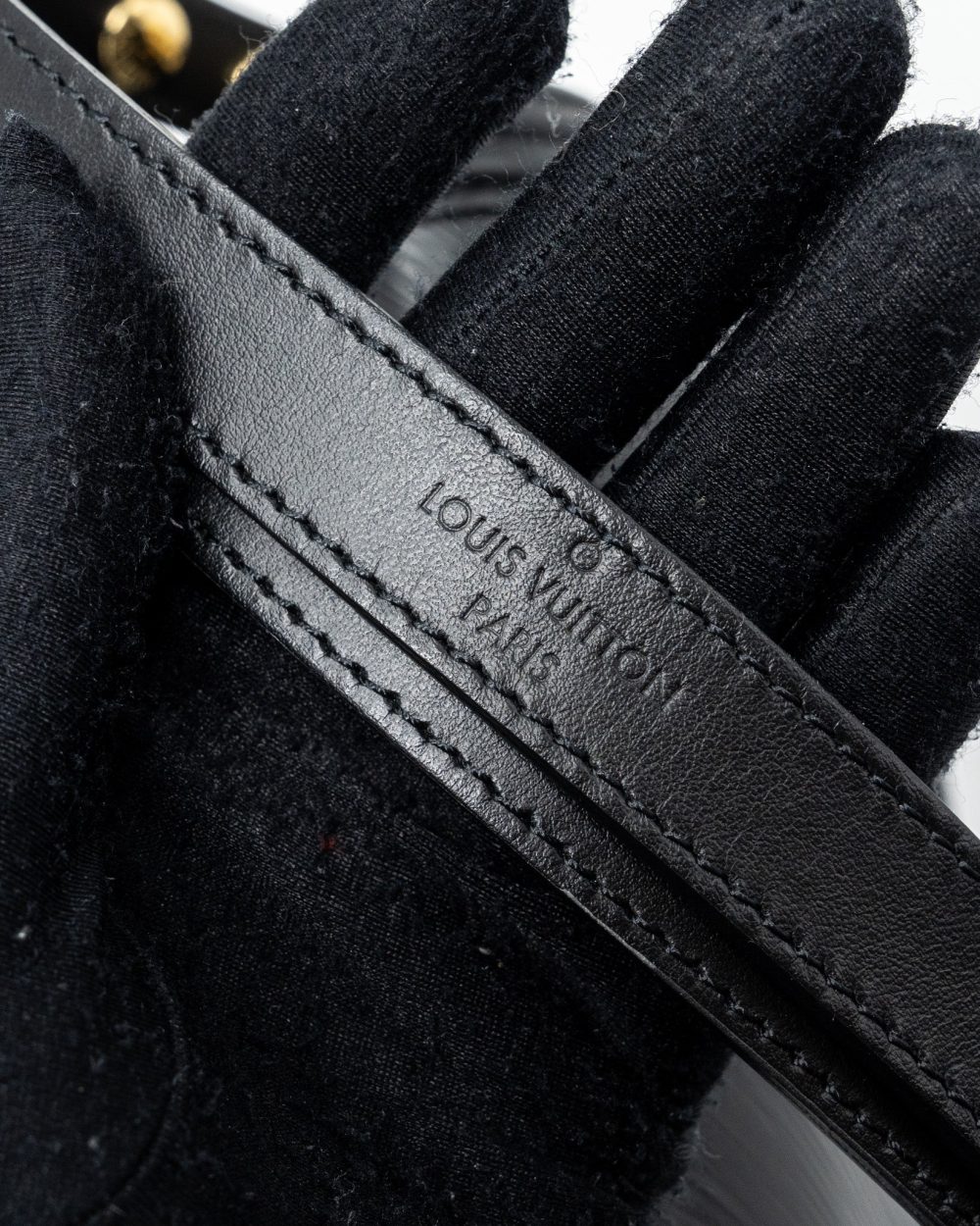 AAA Replica Louis Vuitton LV DAUPHINE MM EPI BLACK GHW (NEW VERSION)