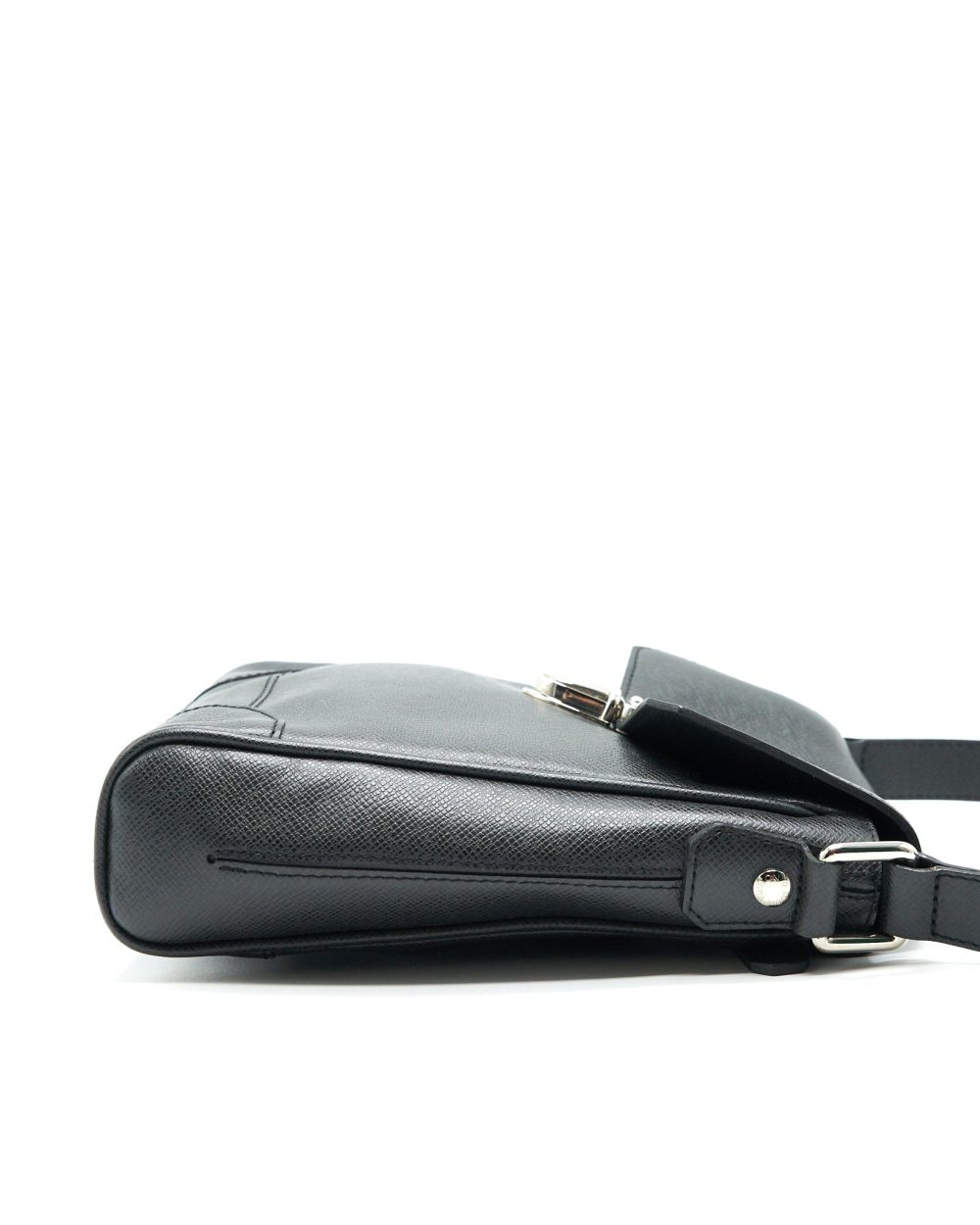 AAA Replica Louis Vuitton LV MEN'S MESSENGER BAG IN BLACK