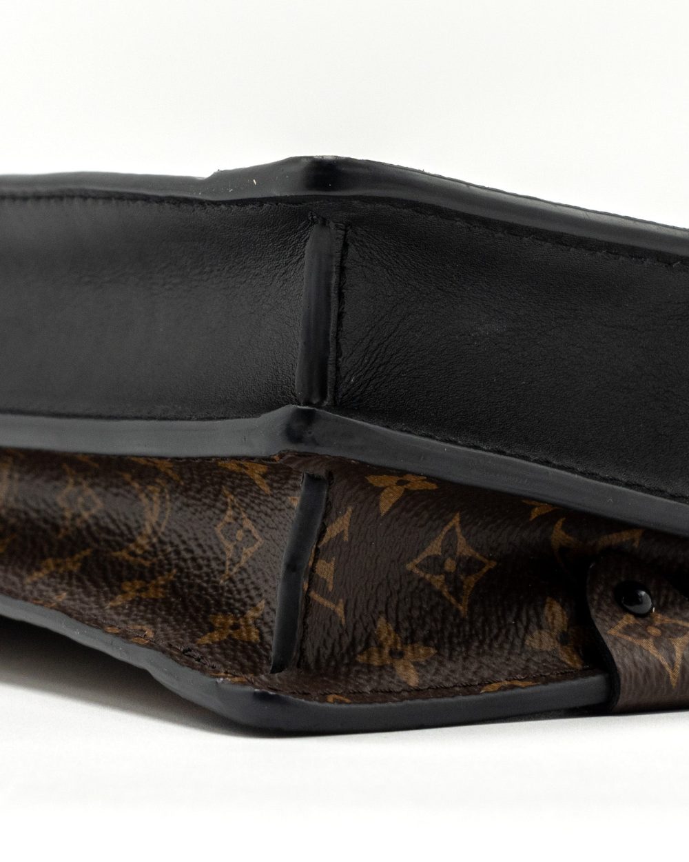 AAA Replica Louis Vuitton LV TRUNK CLUTCH MONOGRAM REVERSE CANVAS GHW