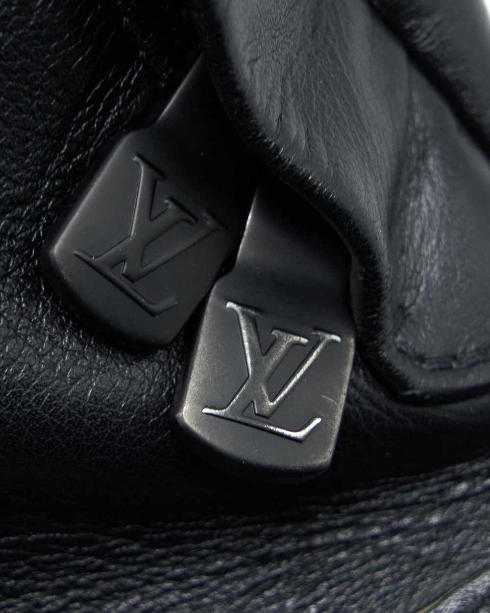 AAA Replica Louis Vuitton LV DISCOVERY BUMBAG PM MONOGRAM SHADOW CALFSKIN BLACK/BLACK HARDWARE