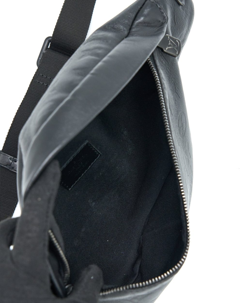 AAA Replica Louis Vuitton LV DISCOVERY BUMBAG PM MONOGRAM SHADOW CALFSKIN BLACK/BLACK HARDWARE