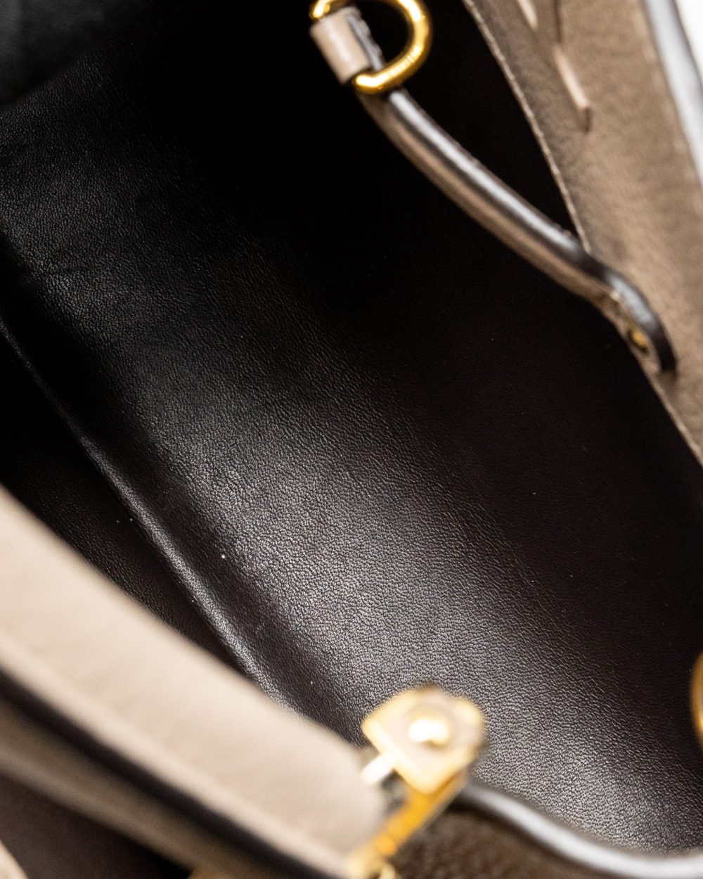 AAA Replica Louis Vuitton LV CAPUCINES MM TAURILLON LEATHER LIGHT GREY GHW