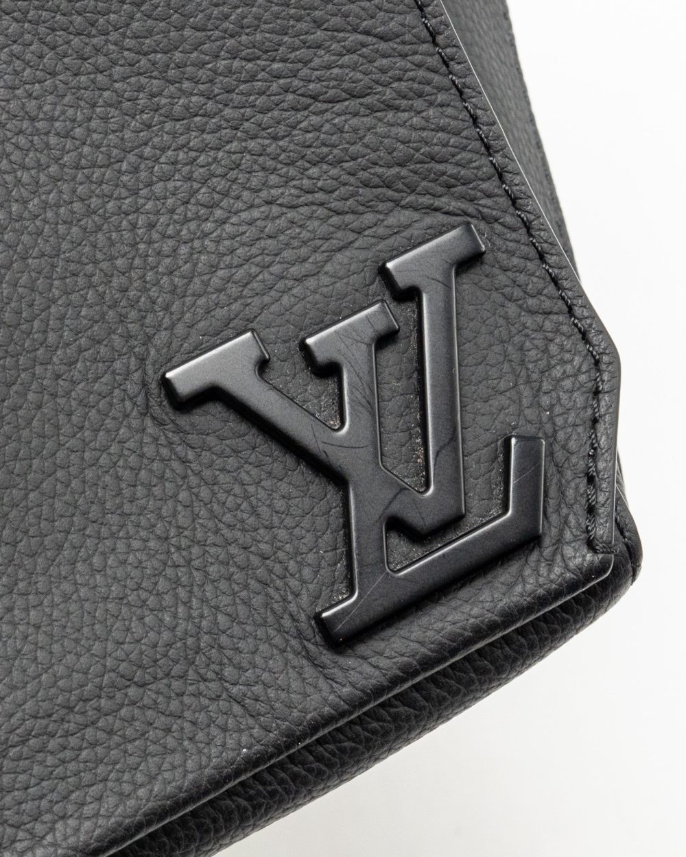 AAA Replica Louis Vuitton LV AEROGRAM TAKEOFF SLING BLACK GRAINED CALFSKIN BLACK HARDWARE