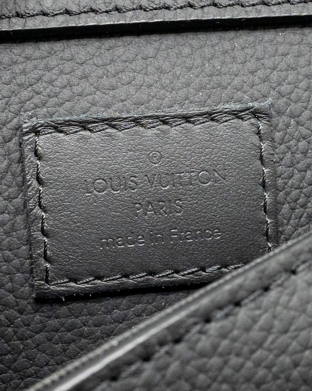 AAA Replica Louis Vuitton LV AEROGRAM TAKEOFF SLING BLACK GRAINED CALFSKIN BLACK HARDWARE