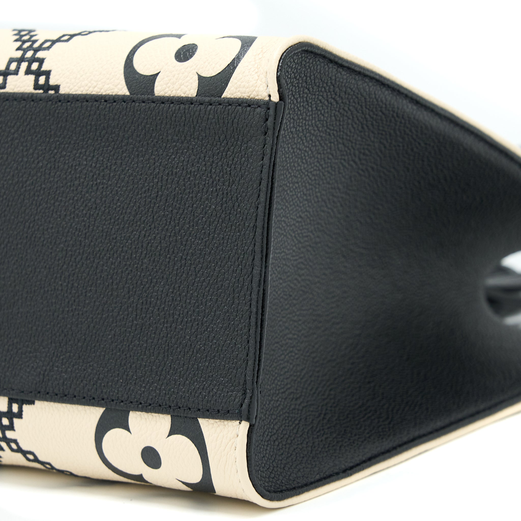 AAA Replica Louis Vuitton LV ONTHEGO MM EMPREINTE CREAM/ BLACK GHW (NEW VERSION)