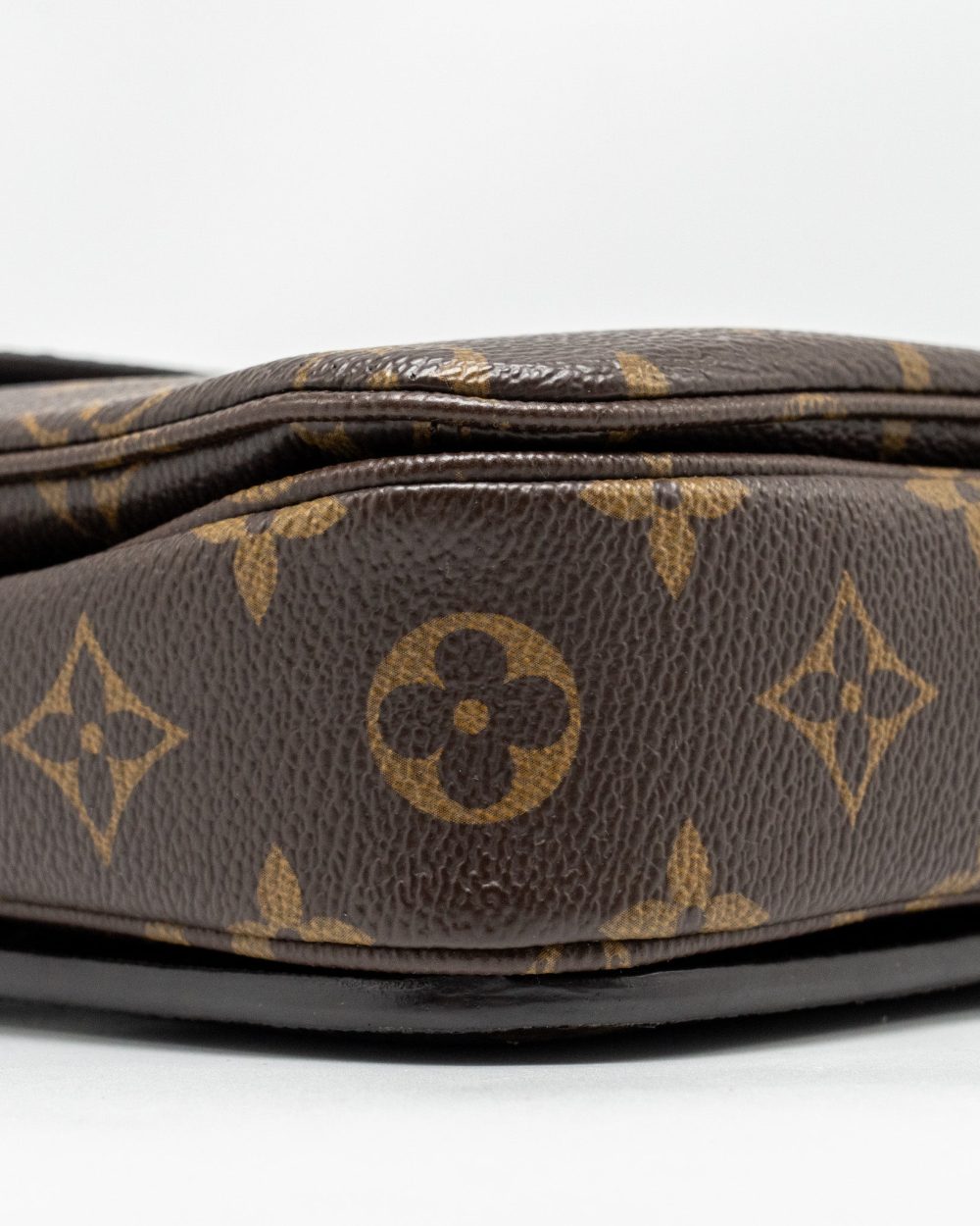 AAA Replica Louis Vuitton LV POCHETTE METIS MONOGRAM CANVAS GHW