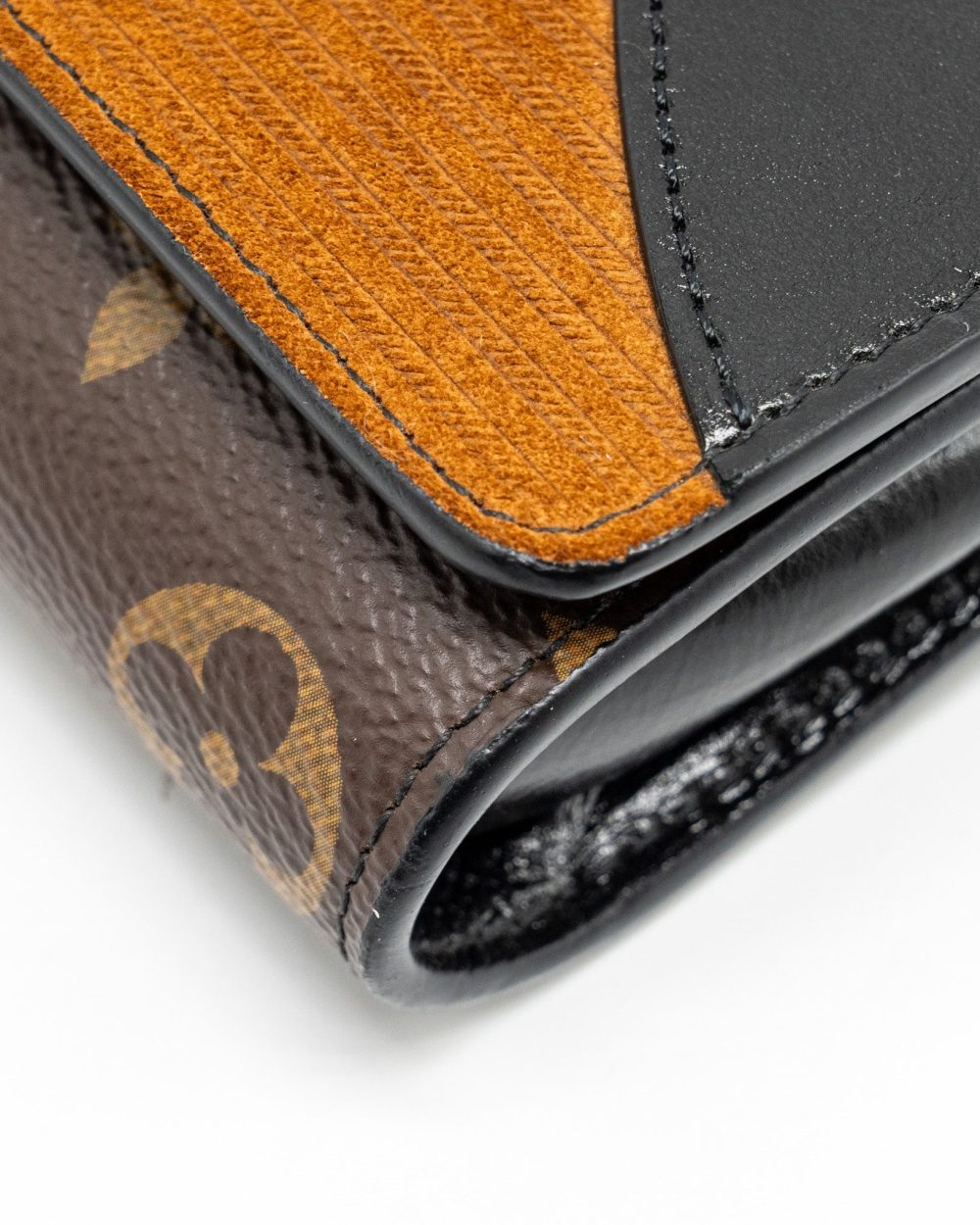 AAA Replica Louis Vuitton LV WILD AT HEART TWIST WALLET ON CHAIN CALFSKIN/MONOGRAM CANVAS MULTICOLOLUR BLACK/SLIVER HARDWARE