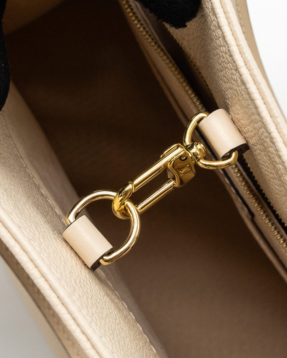 AAA Replica Louis Vuitton LV ONTHEGO MM EMPREINTE LEATHER WHITE GHW (NEW VERSION)