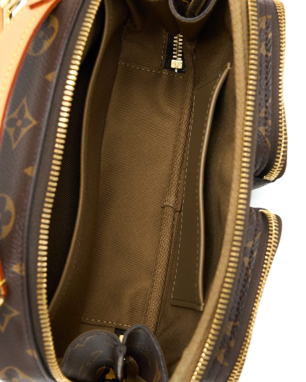 AAA Replica Louis Vuitton LV UTILITY CROSSBODY BAG MONOGRAM CANVAS GHW