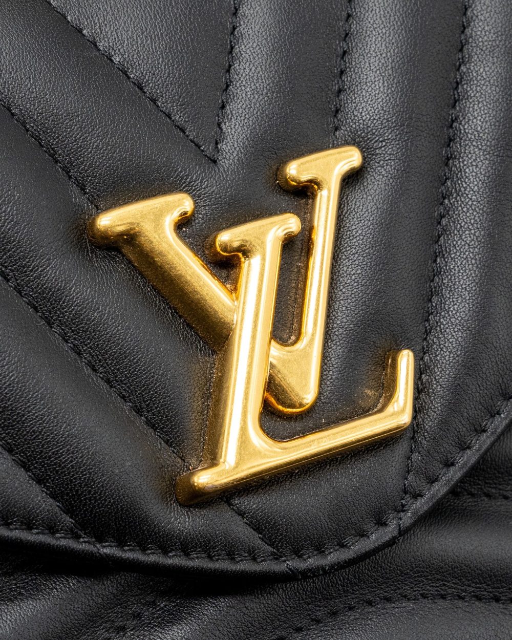 AAA Replica Louis Vuitton LV NEW WAVE PM CHAIN BAG CALFSKIN BLACK GHW (NEW VERSION)