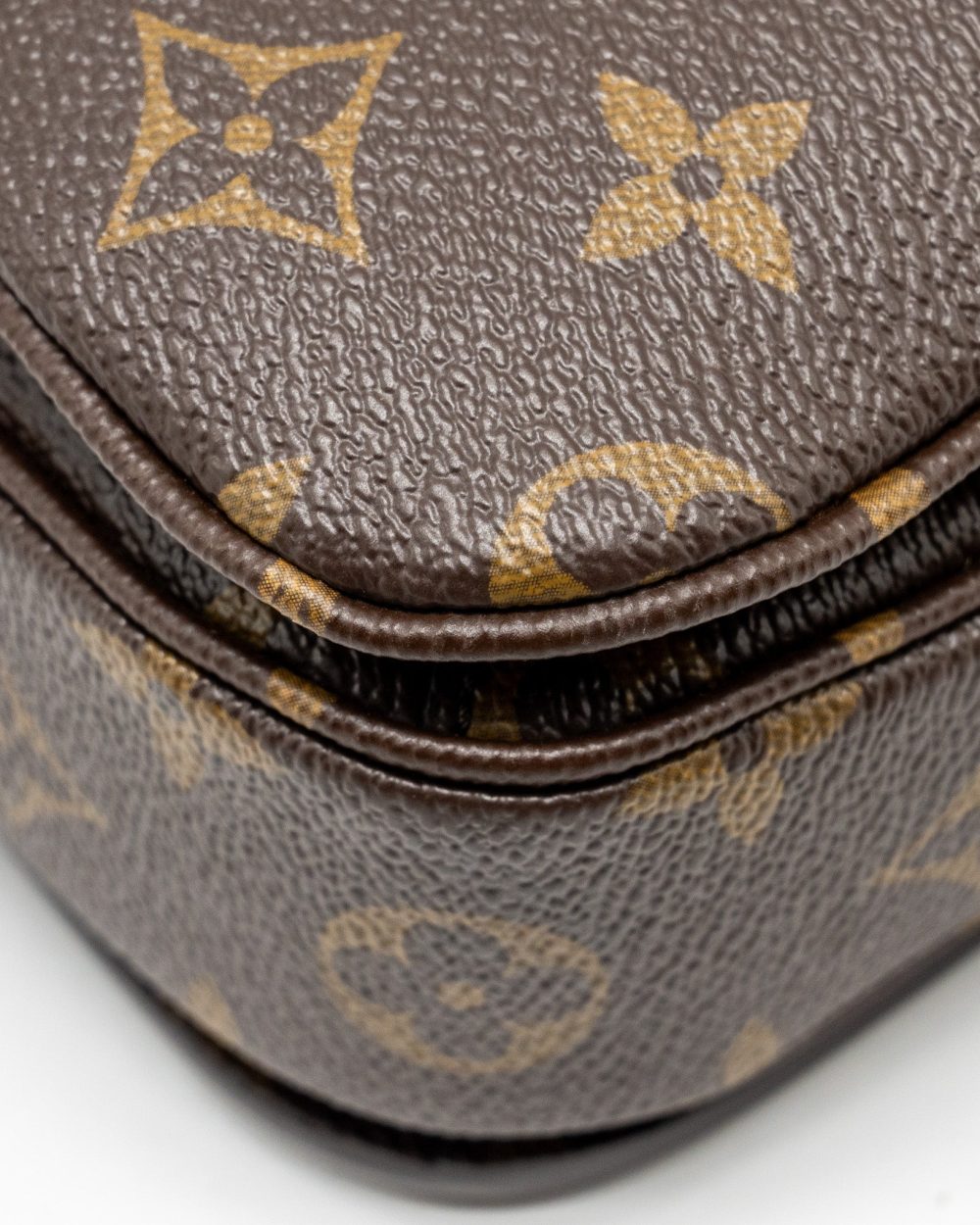 AAA Replica Louis Vuitton LV POCHETTE METIS MONOGRAM CANVAS GHW