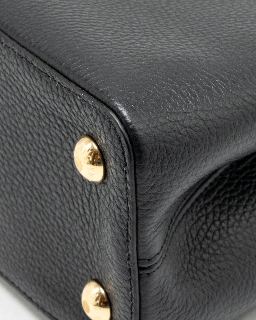 AAA Replica Louis Vuitton LV CAPUCINES MM TAURILLON LEATHER BLACK GHW