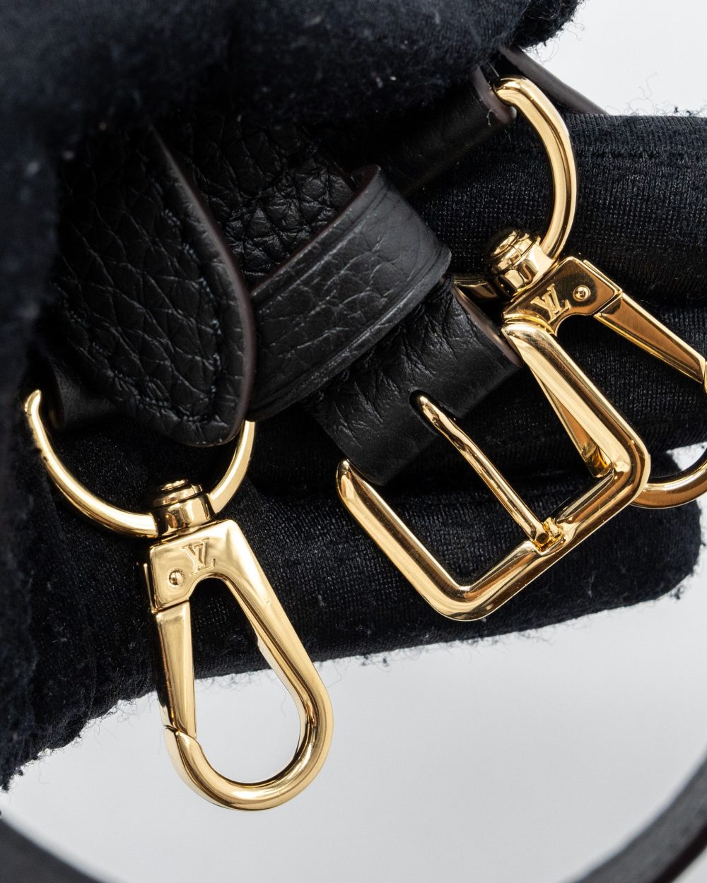 AAA Replica Louis Vuitton LV CAPUCINES BB TAURILLON BLACK GHW(NEW VERSION)