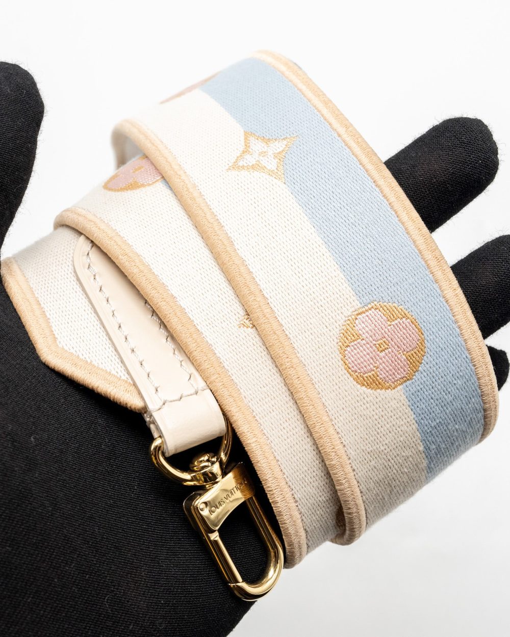 AAA Replica Louis Vuitton LV CLUNNY MINI EPI CREAM WHITE/MULTICOLOUR STRAP SHW