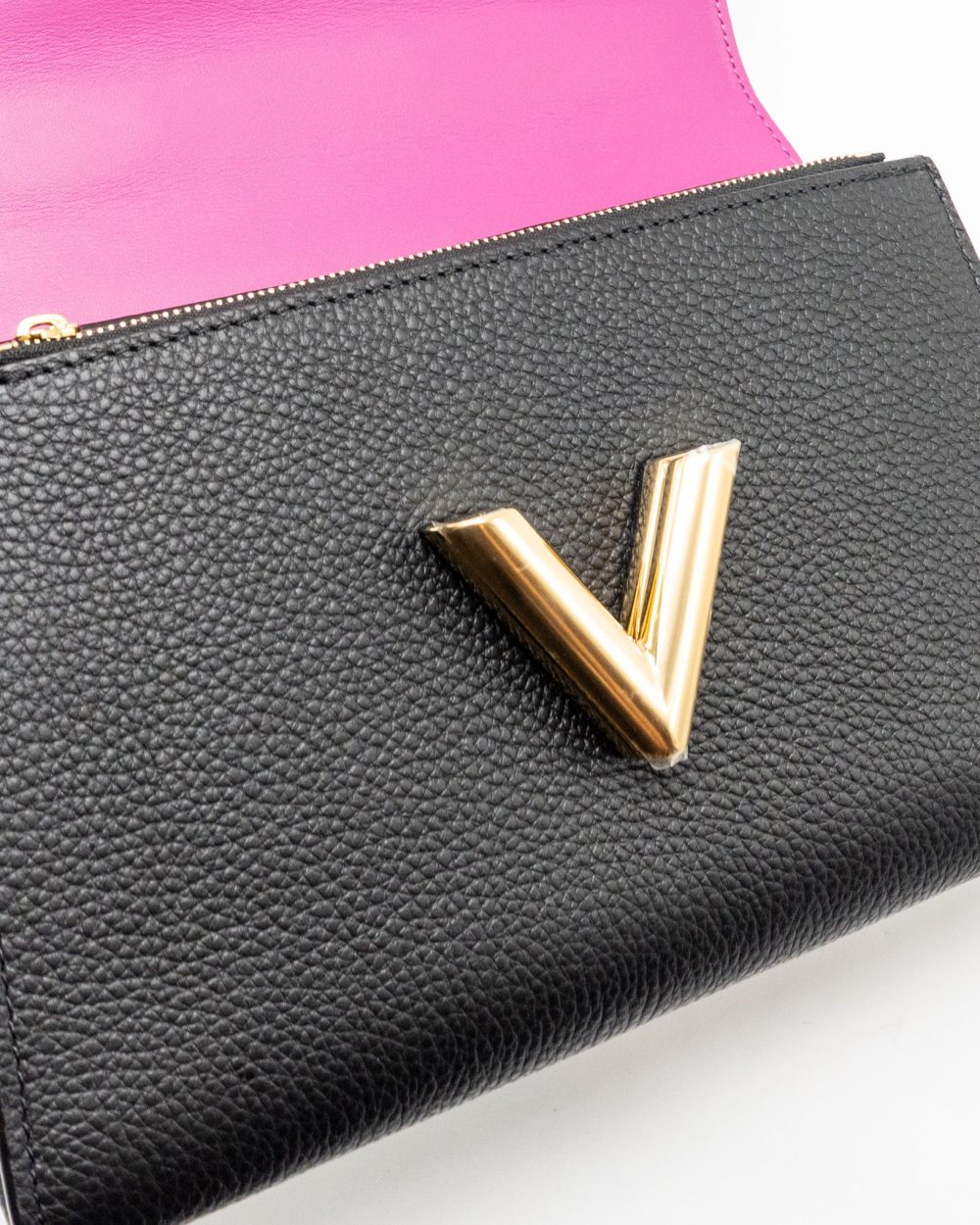 AAA Replica Louis Vuitton LV TWIST ONE HANDLE PM TAURILLON LEATHER BLACK/PINK GHW
