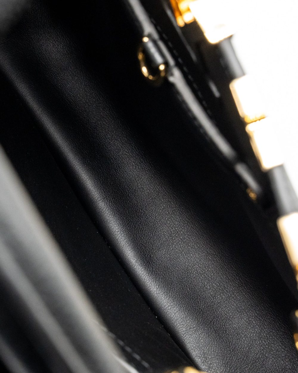 AAA Replica Louis Vuitton LV CAPUCINES MM TAURILLON LEATHER BLACK GHW