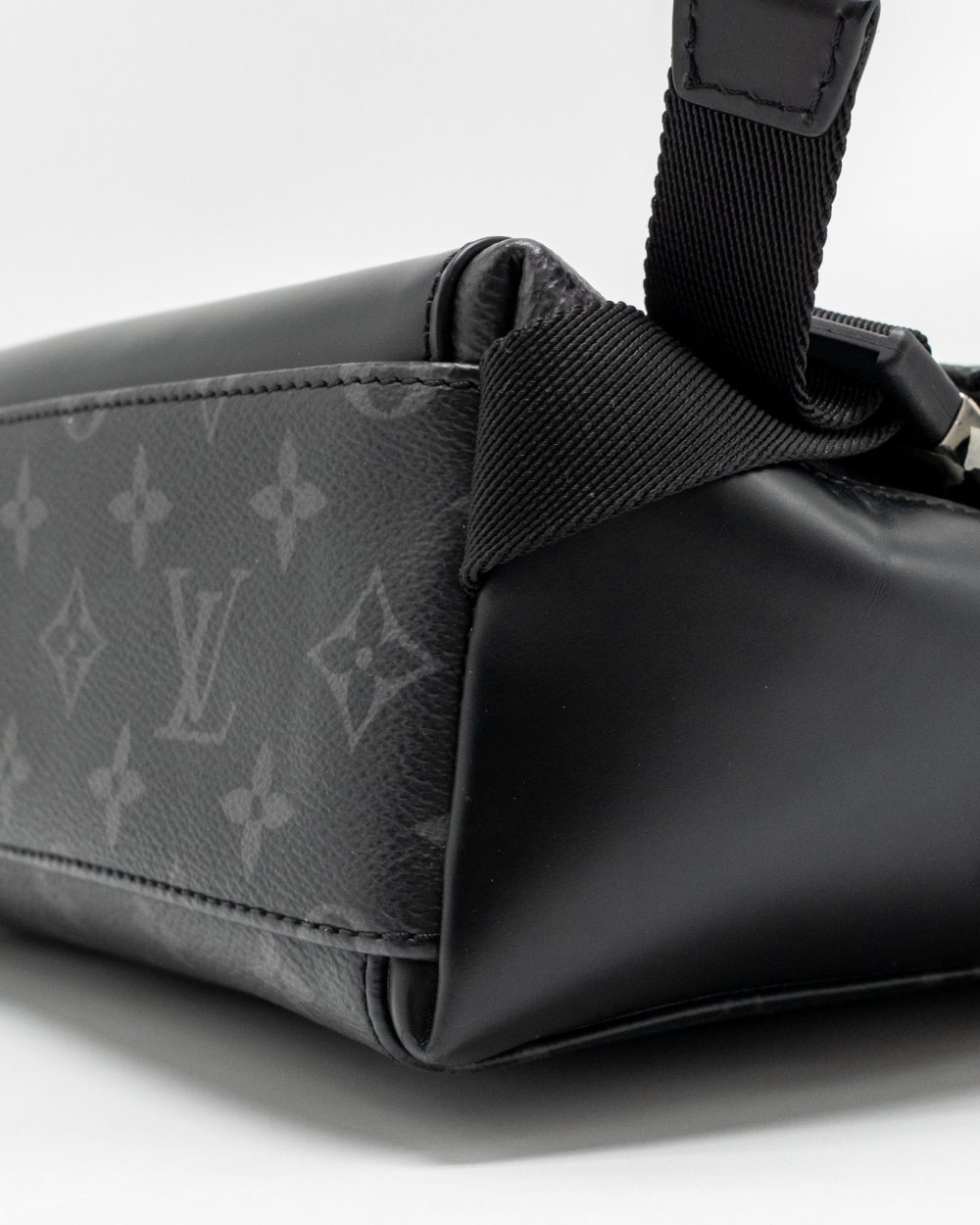AAA Replica Louis Vuitton LV MESSENGER VOYAGER PM MONOGRAM CANVAS BLACK SHW