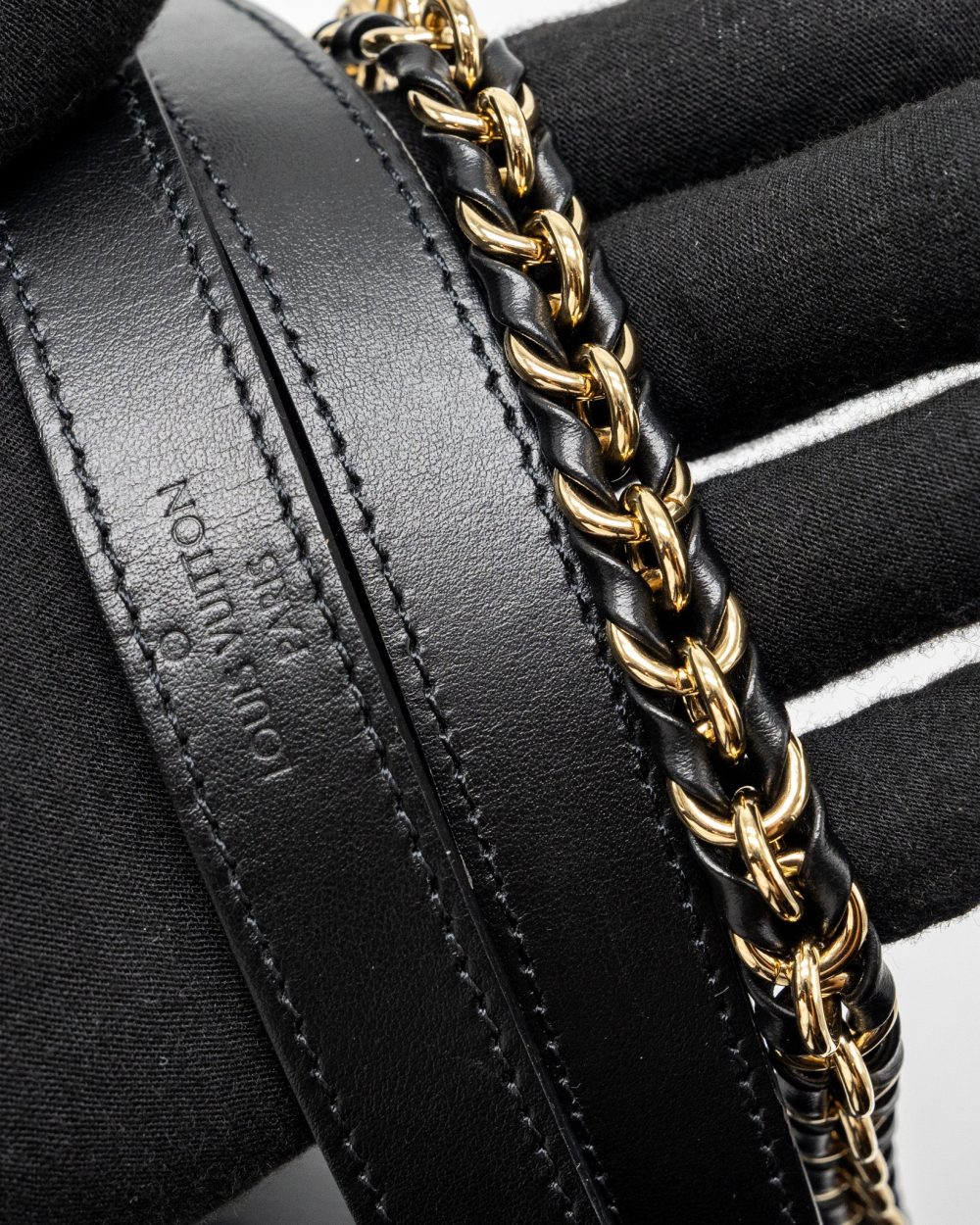 AAA Replica Louis Vuitton LV DAUPHINE MM EPI BLACK GHW