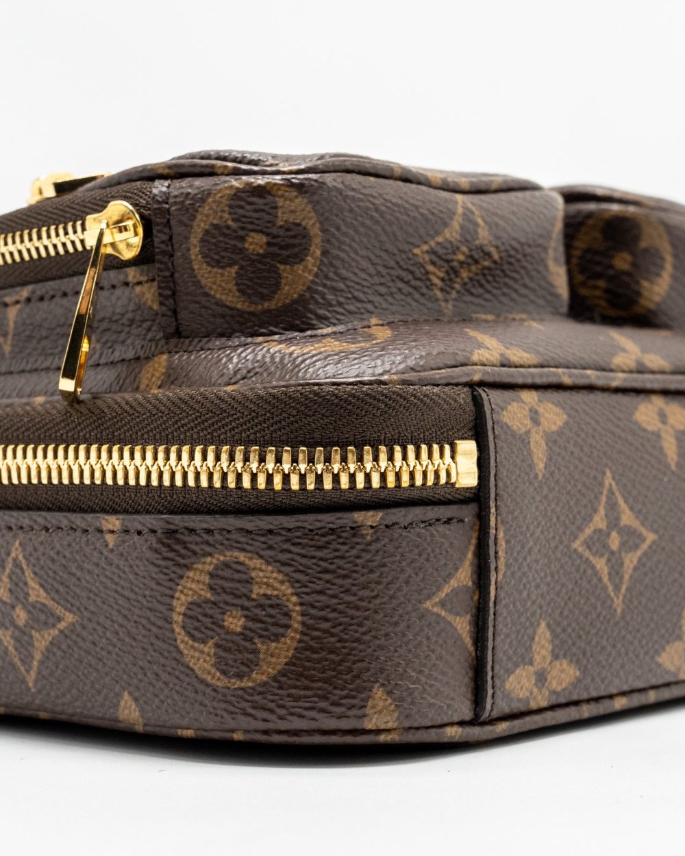 AAA Replica Louis Vuitton LV UTILITY CROSSBODY BAG MONOGRAM CANVAS GHW