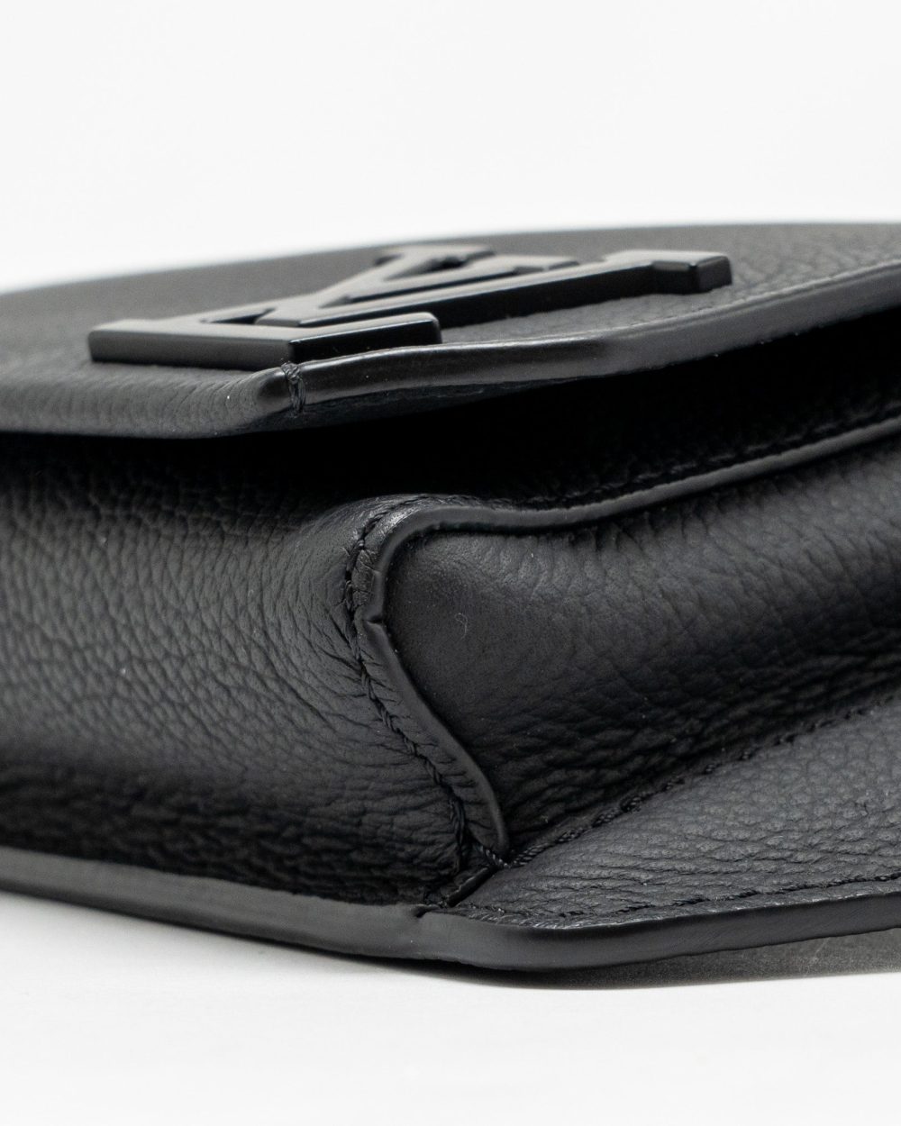AAA Replica Louis Vuitton LV AEROGRAM TAKEOFF SLING BLACK GRAINED CALFSKIN BLACK HARDWARE