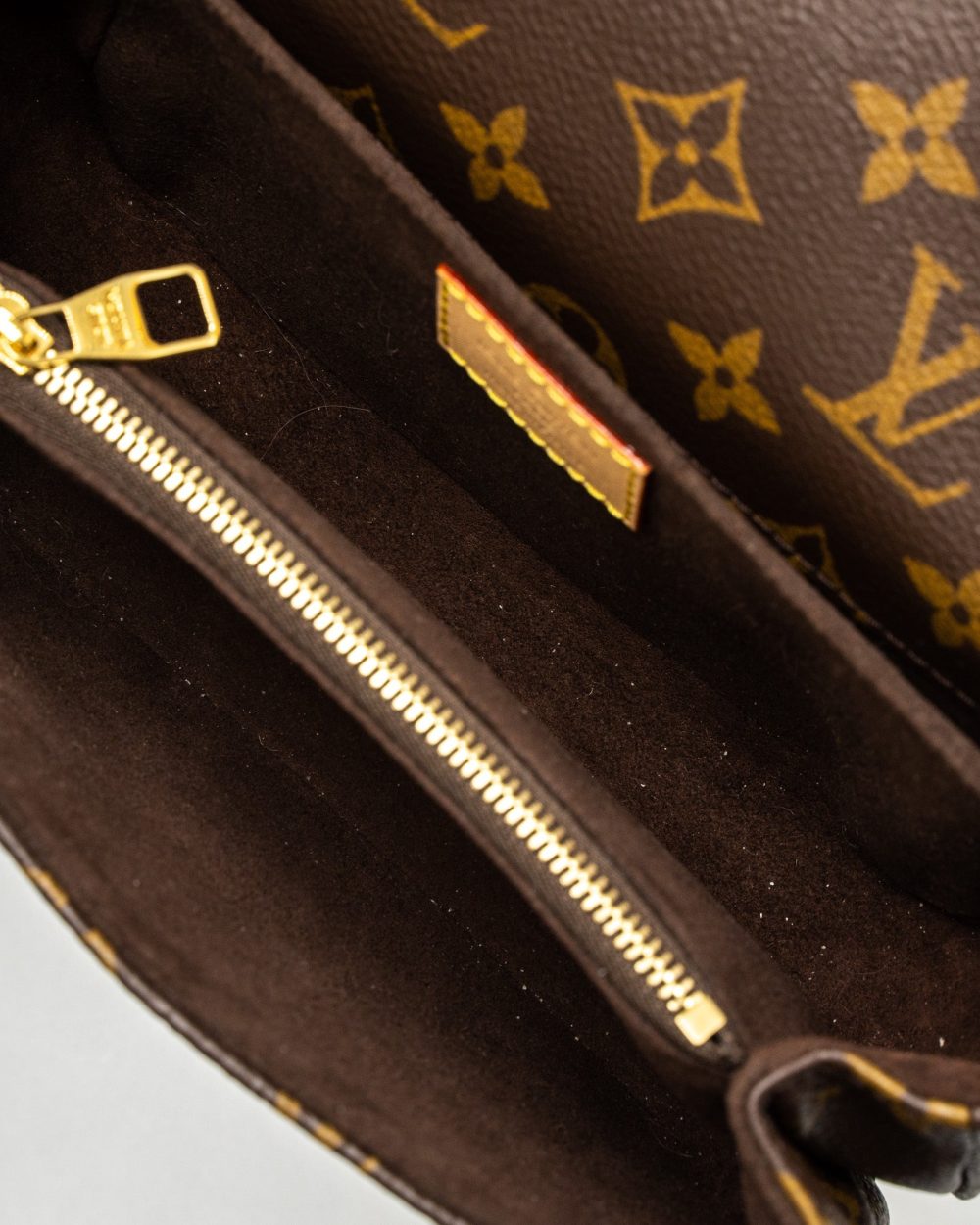 AAA Replica Louis Vuitton LV POCHETTE MÉTIS EAST WEST MONOGRAM CANVAS GHW (NEW VERSION)