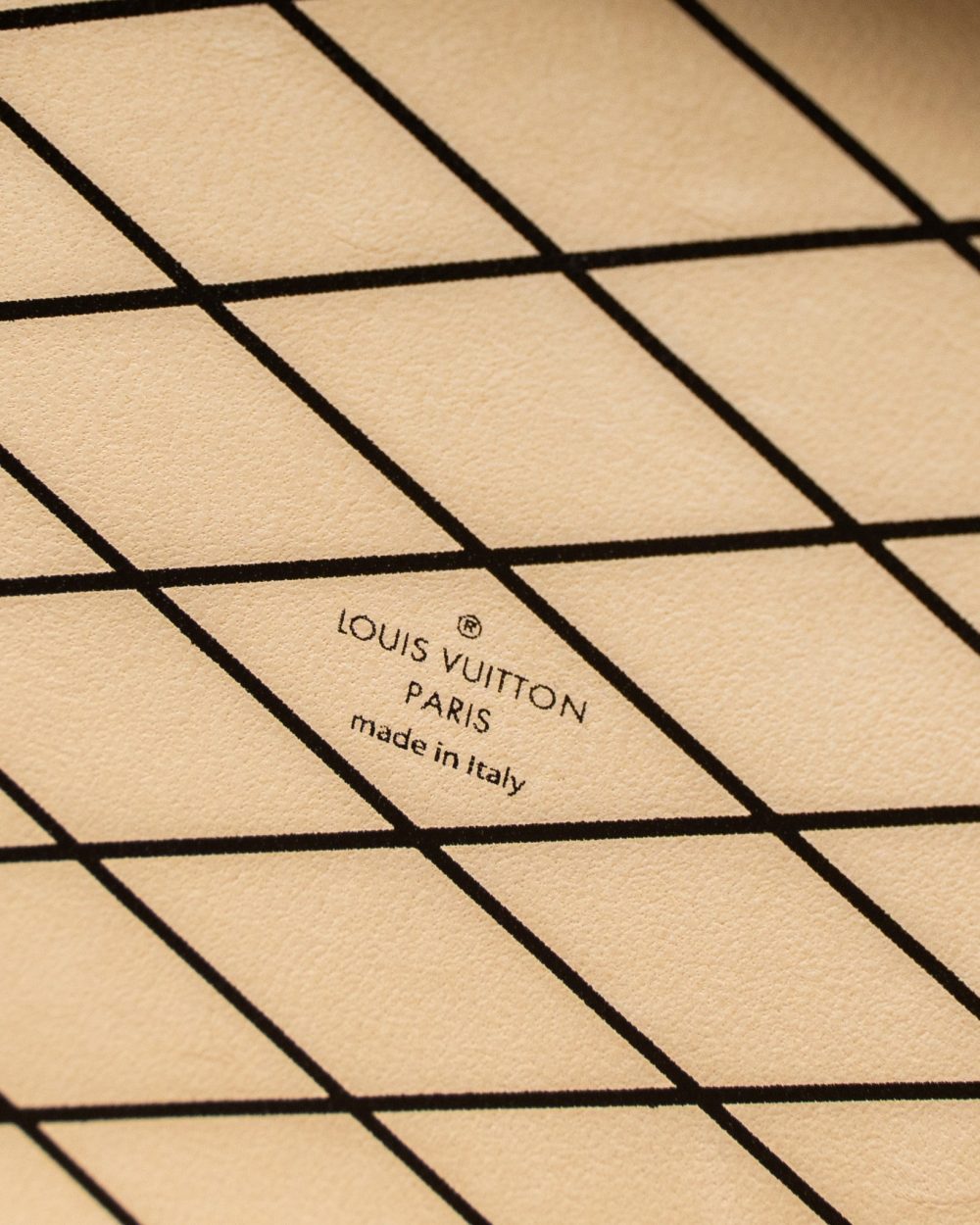 AAA Replica Louis Vuitton LV PETIT MALLE EPI WHITE/BLACK GHW