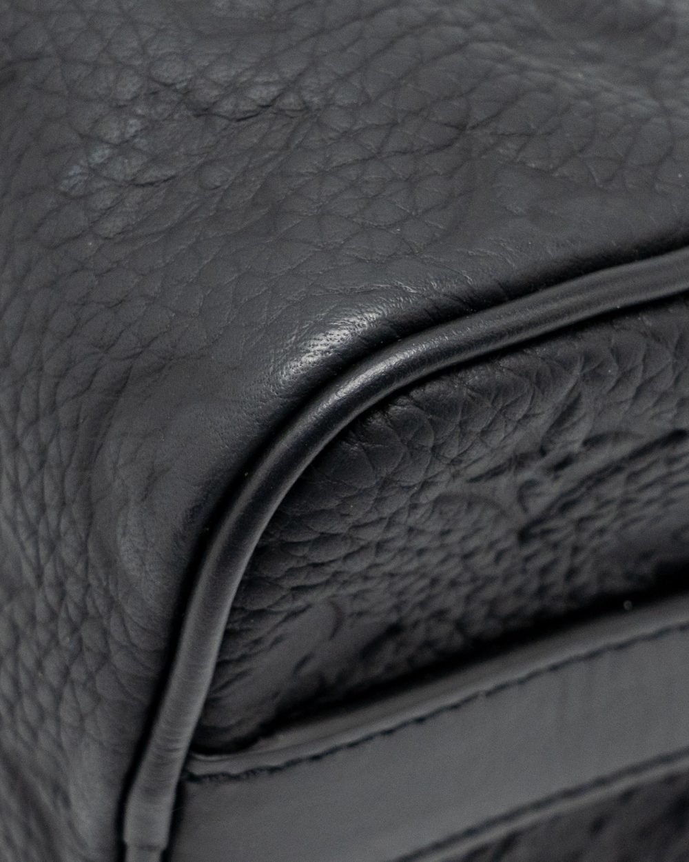 AAA Replica Louis Vuitton LV KEEPALL BANDOULIERE 25 MONOGRAM TAURILLON LEATHER BLACK WITH BLACK HARDWARE