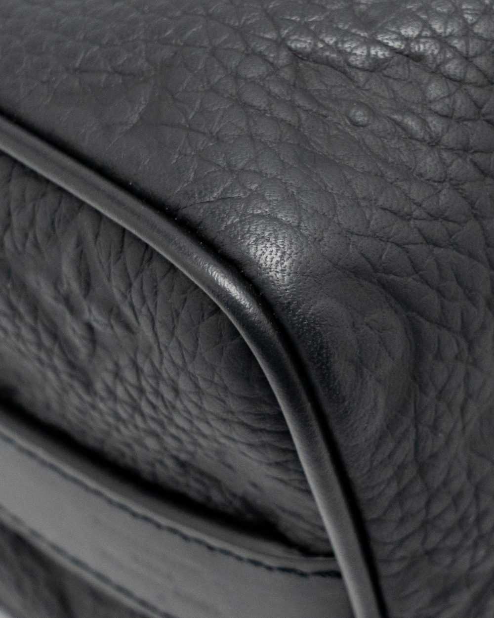 AAA Replica Louis Vuitton LV KEEPALL BANDOULIERE 25 MONOGRAM TAURILLON LEATHER BLACK WITH BLACK HARDWARE