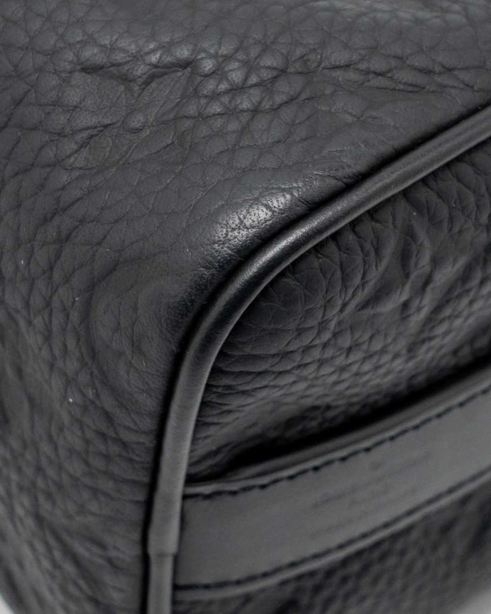 AAA Replica Louis Vuitton LV KEEPALL BANDOULIERE 25 MONOGRAM TAURILLON LEATHER BLACK WITH BLACK HARDWARE