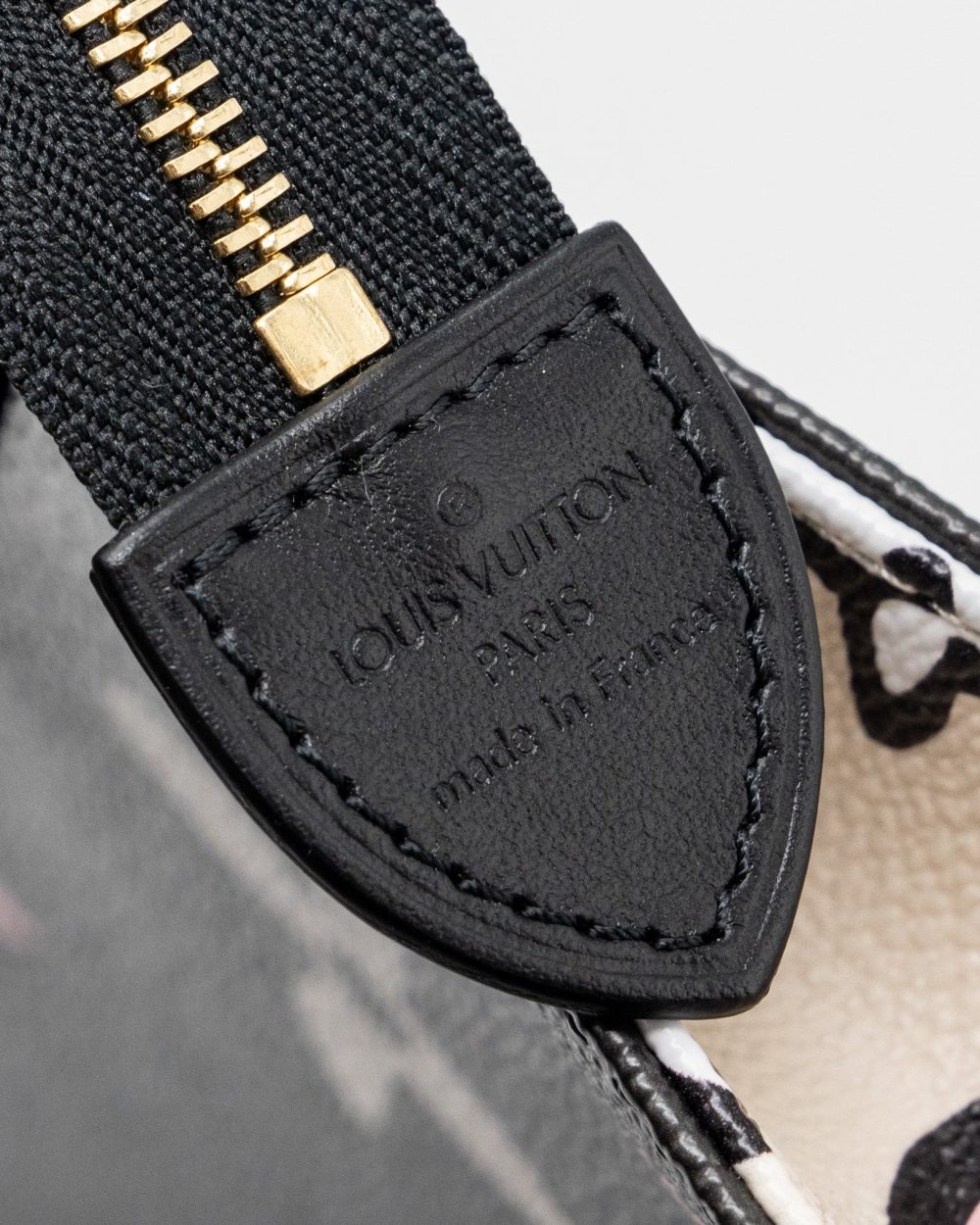 AAA Replica Louis Vuitton LV WILD AT HEART TOILETRY POCHETTE CANVAS BLACK / WHITE/ PINK GHW