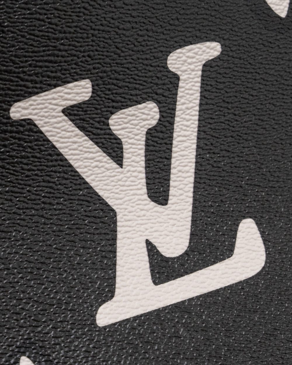 AAA Replica Louis Vuitton LV WILD AT HEART TOILETRY POCHETTE CANVAS BLACK / WHITE/ PINK GHW