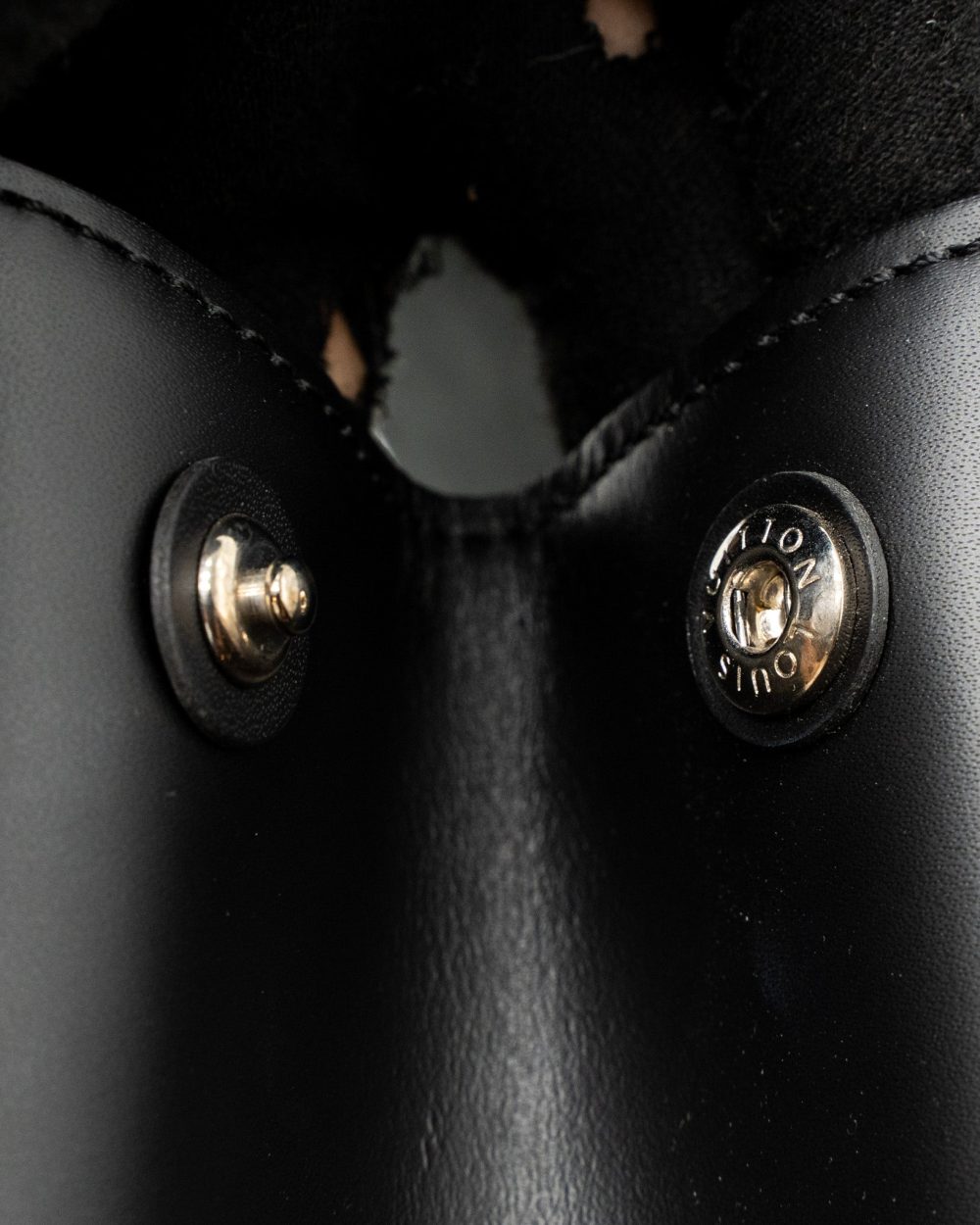 AAA Replica Louis Vuitton LV CLUNY MM EPI BLACK SHW