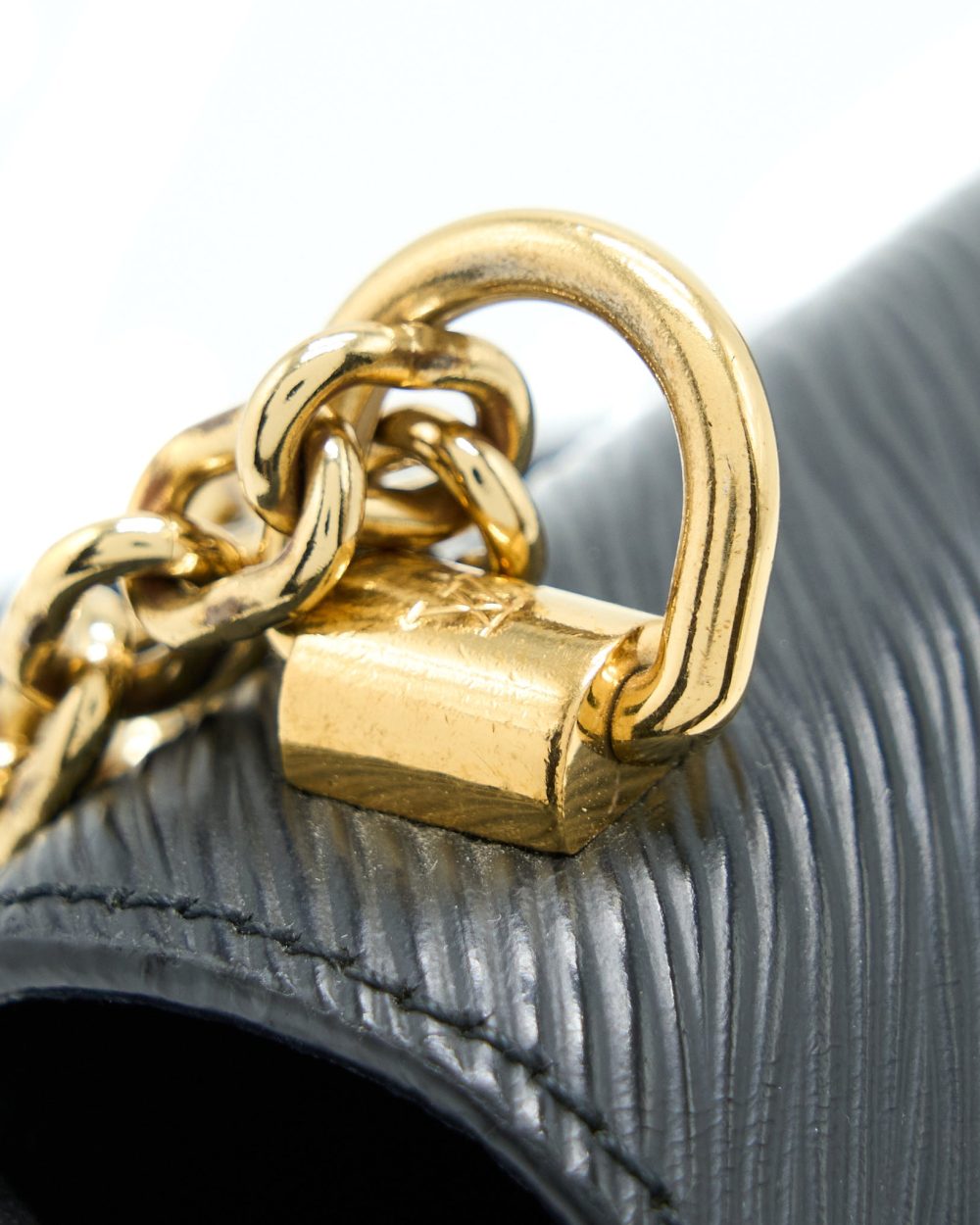 AAA Replica Louis Vuitton LV TWIST MM EPI BLACK GHW