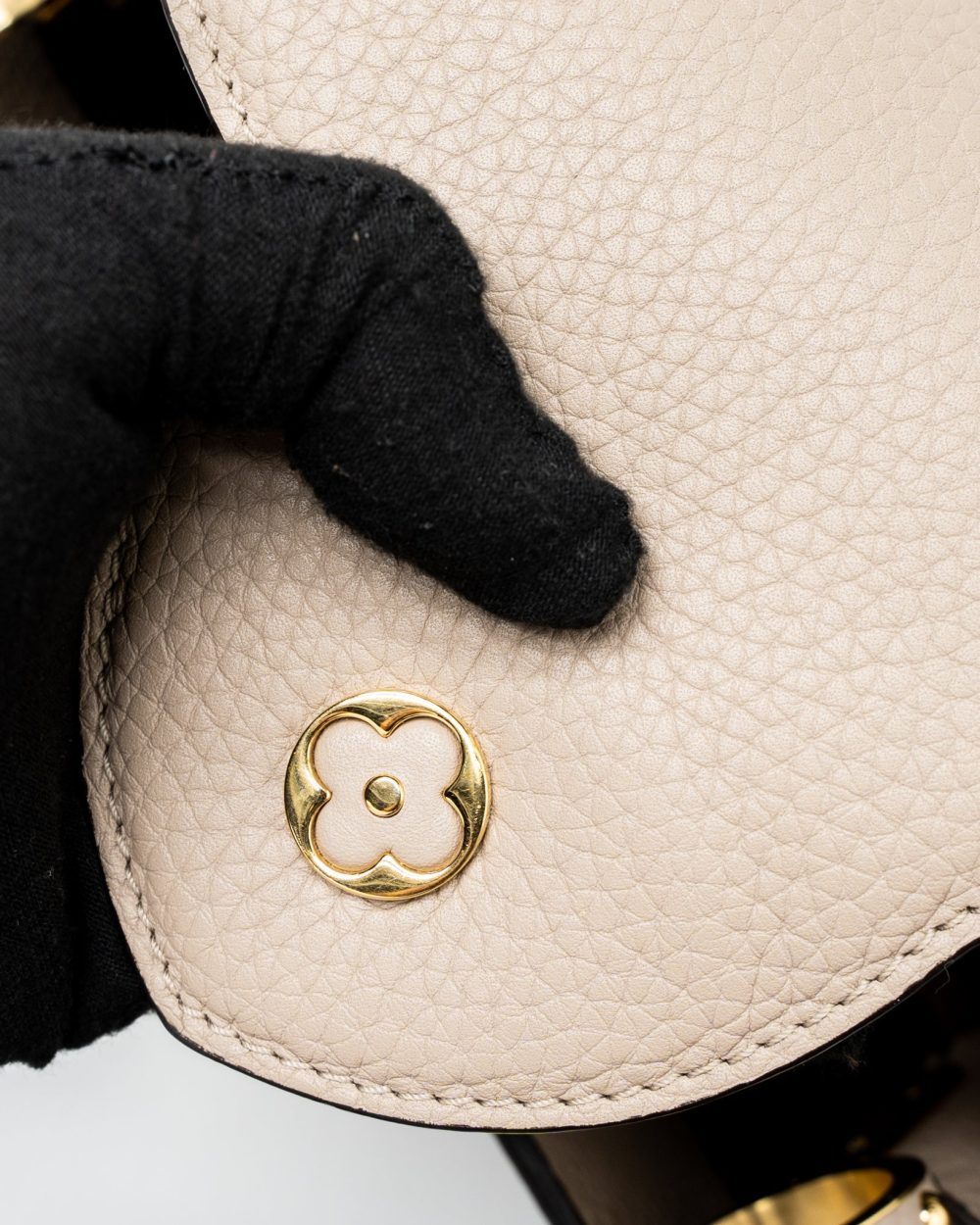AAA Replica Louis Vuitton LV CAPUCINES MM TAURILLON LIGHT GREY GHW