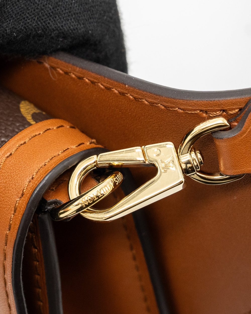 AAA Replica Louis Vuitton LV DAUPHINE BUMBAG MONOGRAM CANVAS GHW