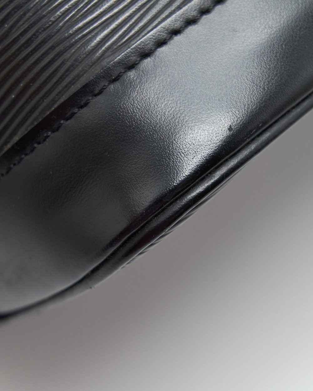 AAA Replica Louis Vuitton LV ALMA BAG EPI BLACK GHW