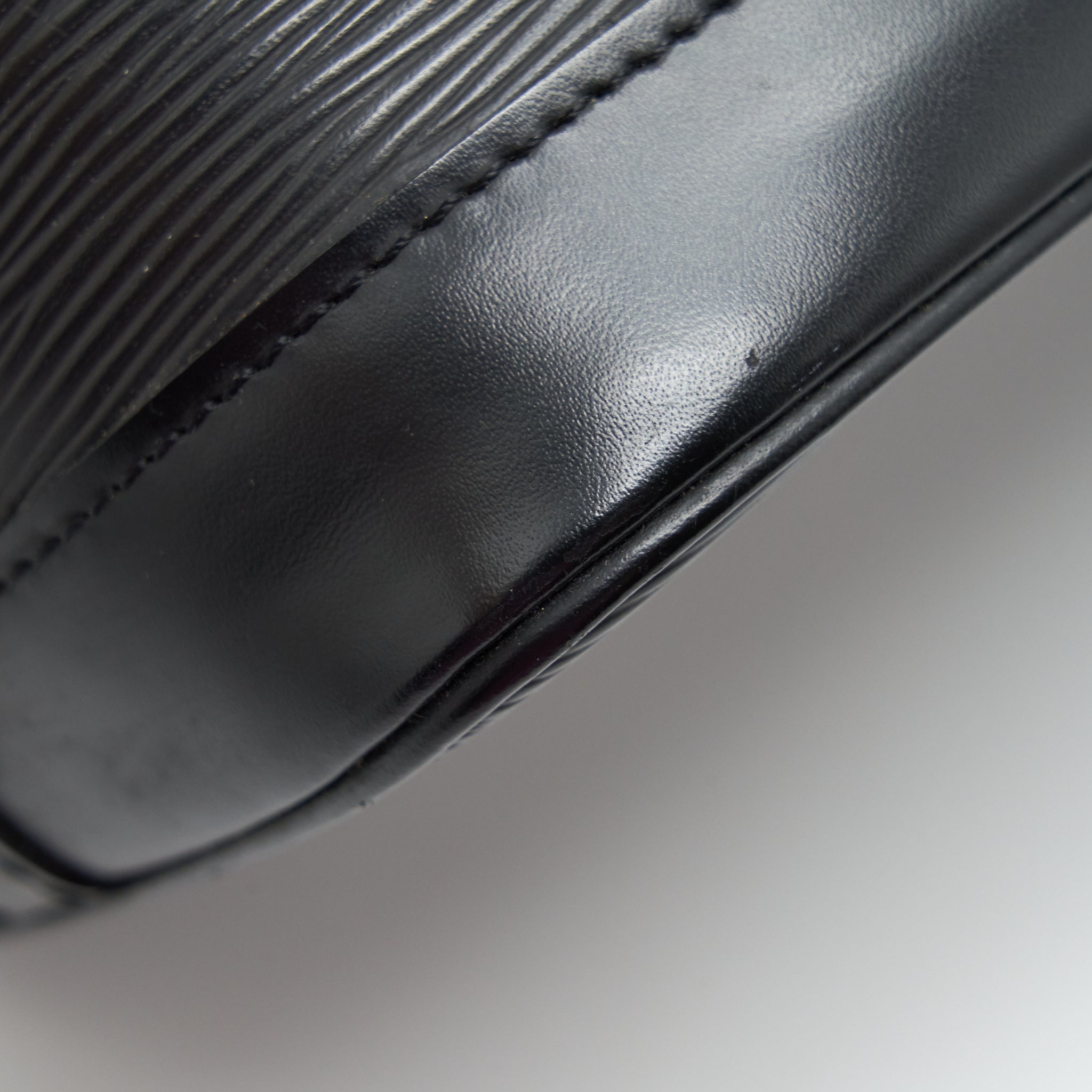 AAA Replica Louis Vuitton LV ALMA BAG EPI BLACK GHW