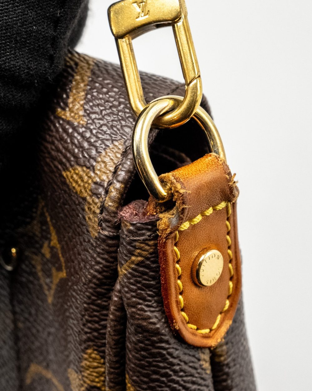 AAA Replica Louis Vuitton LV FAVOURITE PM MONOGRAM CANVAS GHW
