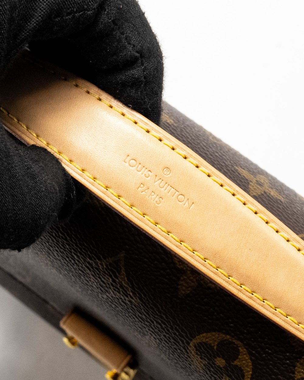AAA Replica Louis Vuitton LV POCHETTE METIS MONOGRAM CANVAS GHW