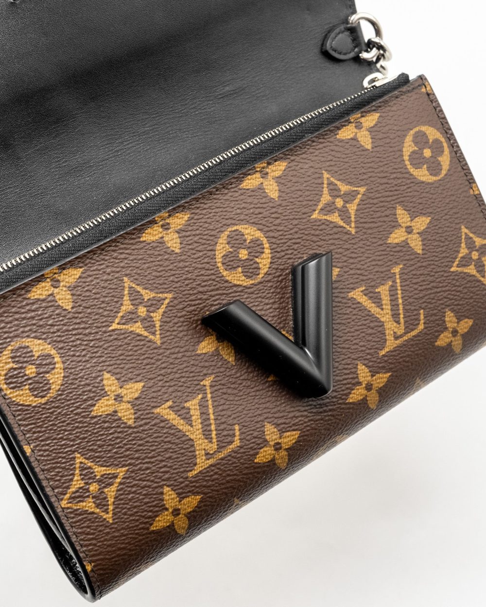 AAA Replica Louis Vuitton LV WILD AT HEART TWIST WALLET ON CHAIN CALFSKIN/MONOGRAM CANVAS MULTICOLOLUR BLACK/SLIVER HARDWARE